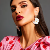 ALBA™ – BRINCOS FLORAIS COM DETALHES DE PÉROLAS