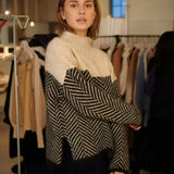 VALÉRIA™ – CAMISOLA DE GOLA ALTA LUXUOSA