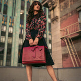 BERNADETE™ – MALA COM PADRÃO FLORAL E LAÇO DECORATIVO