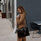 BERNADETE™ – MALA COM PADRÃO FLORAL E LAÇO DECORATIVO