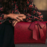 BERNADETE™ – MALA COM PADRÃO FLORAL E LAÇO DECORATIVO