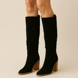 FREJA™ – BOTAS EM CAMURÇA SINTÉTICA COM SALTO BLOCO