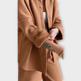 MARIA LUISA™ – CONJUNTO COM BOTÕES E CORTE ELEGANTE