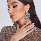 SARA™ – BRINCOS FLORAIS PRATEADOS COM BRILHO DELICADO