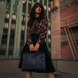 BERNADETE™ – MALA COM PADRÃO FLORAL E LAÇO DECORATIVO